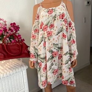 BEAUTIFUL KORI AMERICA Plus “cold shoulder” dress. Ivory w/ red/pink flowers.